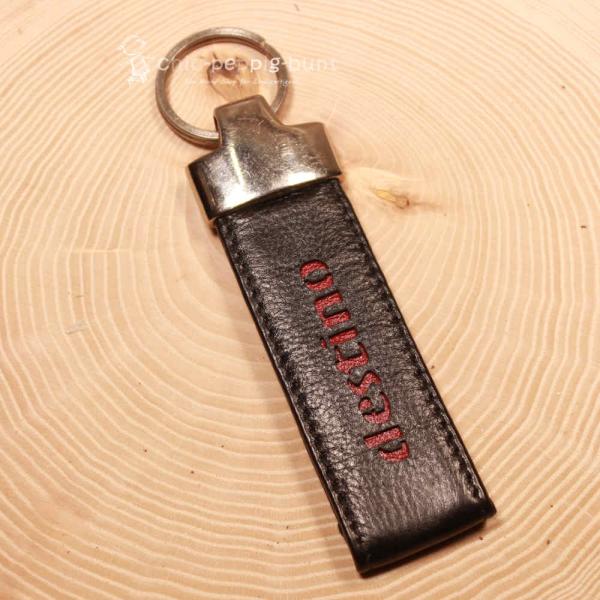 Hochwertiger Leder Schlüsselanhänger mit roter destino Prägung und großem Metallring.